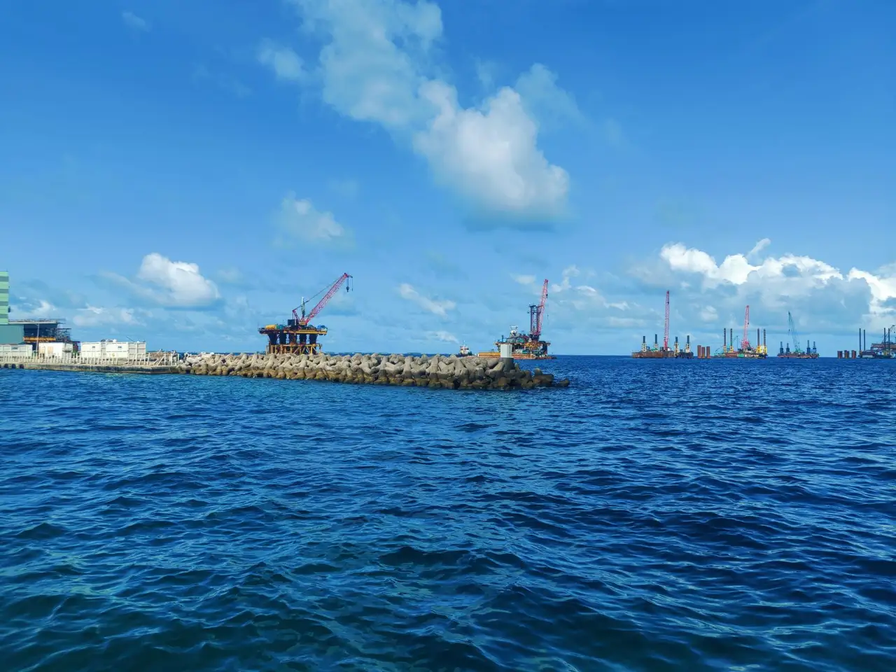 昆明翡翠玉石选购指南：如何辨别手镯吊坠的收藏价值与工艺品质