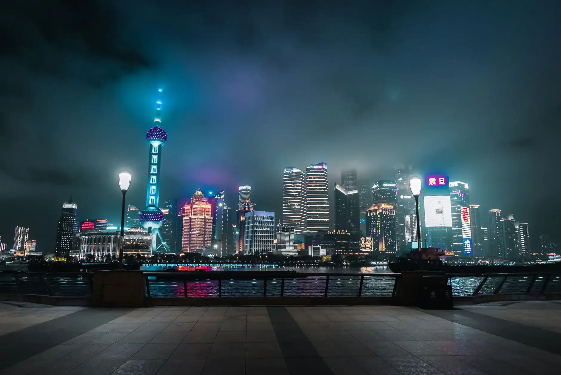 2025年昆明今日佳品翡翠手镯选购指南：种水与颜色等级解析