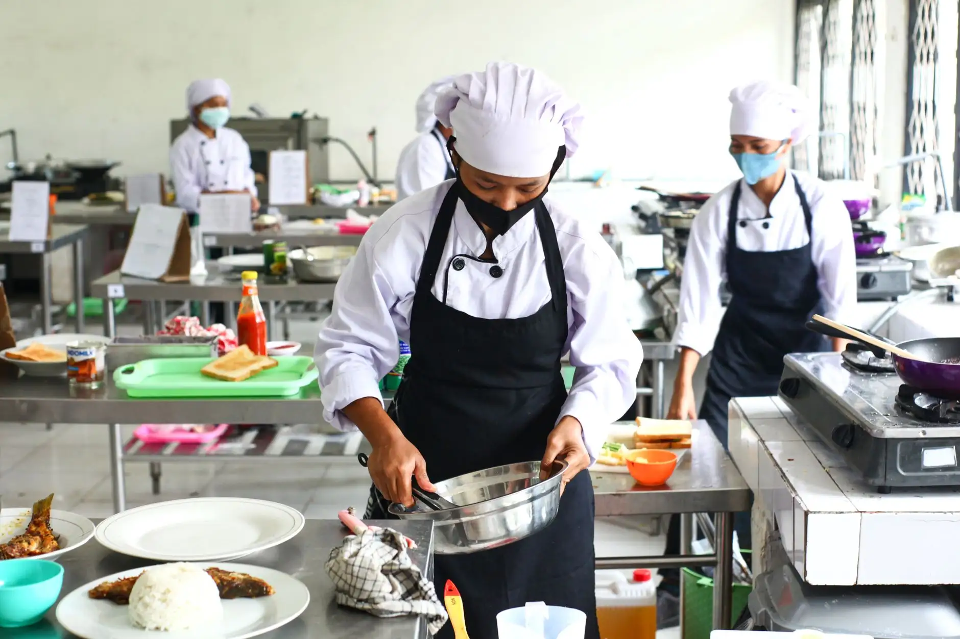巨保朋高端定制戒指服务流程详解：从原石选料到成品交付