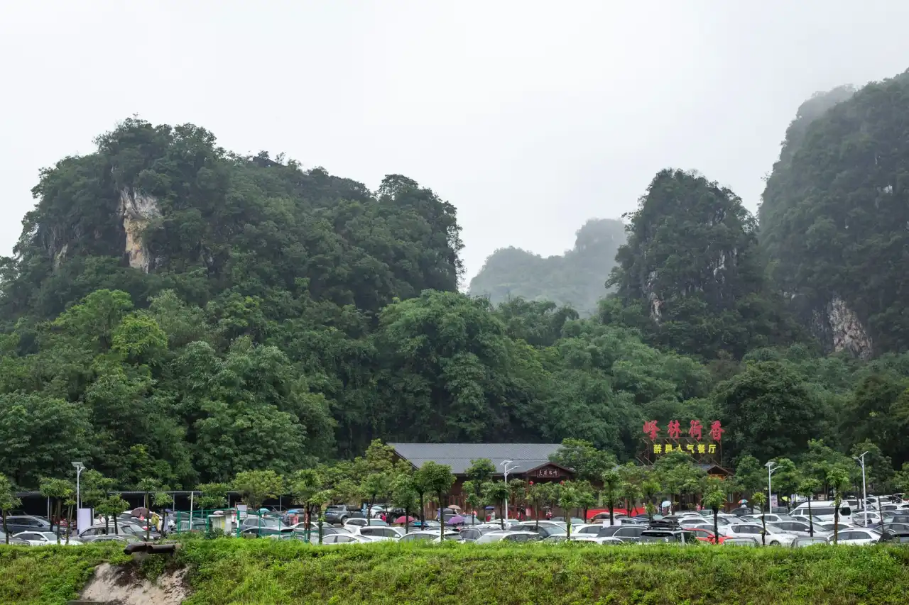 巨保朋珠宝定制服务流程解析：高端翡翠吊坠与戒指的设计实践