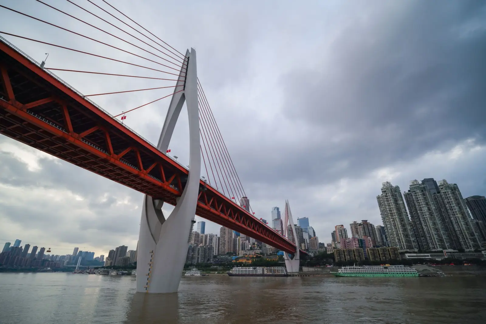 2025年翡翠原石采购趋势与昆明高端定制珠宝市场分析