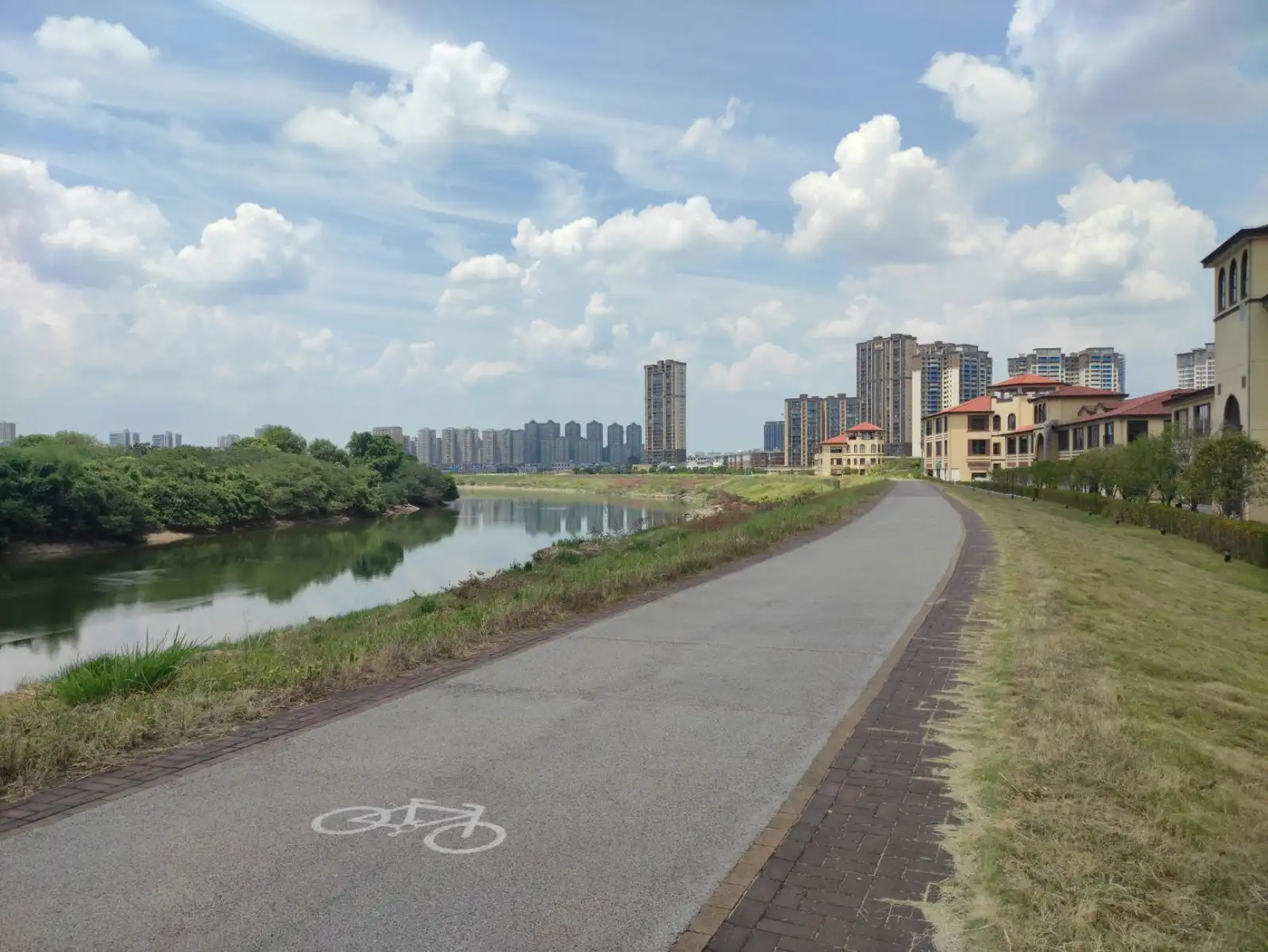 2024年翡翠原石采购趋势与昆明高端定制市场分析