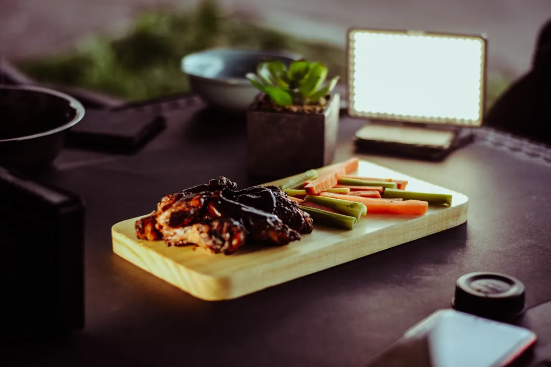 翡翠手镯与吊坠的选材工艺对比：从原石到成品的质量管控要点